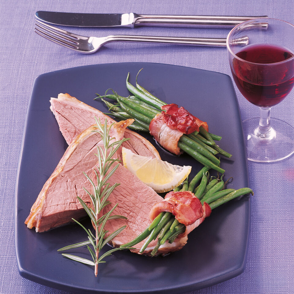 Lammkeule mit Speckbohnen Rezept | Küchengötter Lammkeule mit Speckbohnen Rezept | Küchengötter