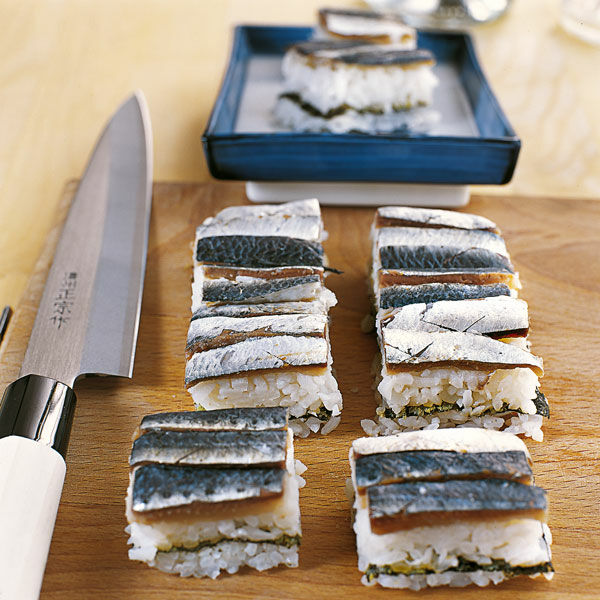 Schicht-Sushi mit marinierten Sardinen