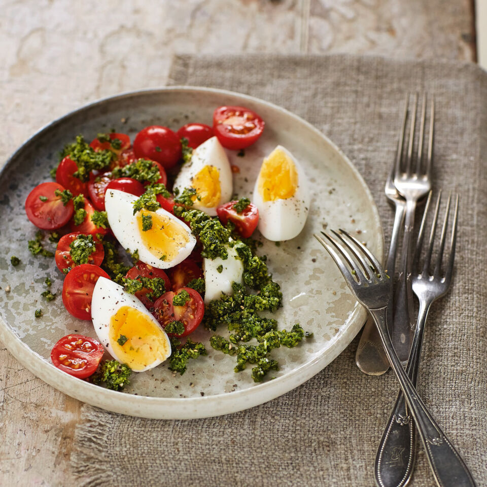 Tomaten-Eier-Salat mit Petersilien-Kürbiskern-Pesto Rezept | Küchengötter