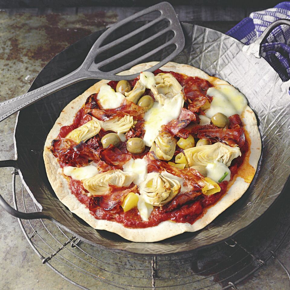 Pfannenpizza mit Salami Rezept | Küchengötter Pfannenpizza mit Salami Rezept | Küchengötter