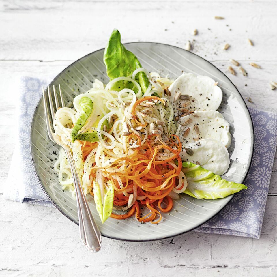 Kohlrabi-Möhren-Nudel-Salat I Low Carb Rezept | Küchengötter Kohlrabi-Möhren-Nudel-Salat I Low Carb Rezept | Küchengötter