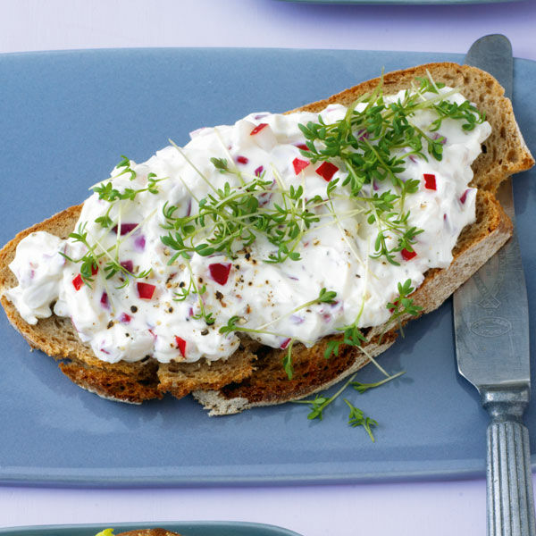 Frischkäse-Sandwich mit Radieschen und Kresse Rezept | Küchengötter Frischkäse-Sandwich mit Radieschen und Kresse Rezept | Küchengötter