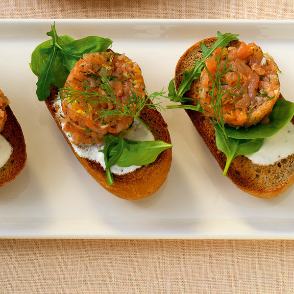 Lachstatar auf Vollkorntoast Rezept | Küchengötter Lachstatar auf Vollkorntoast Rezept | Küchengötter