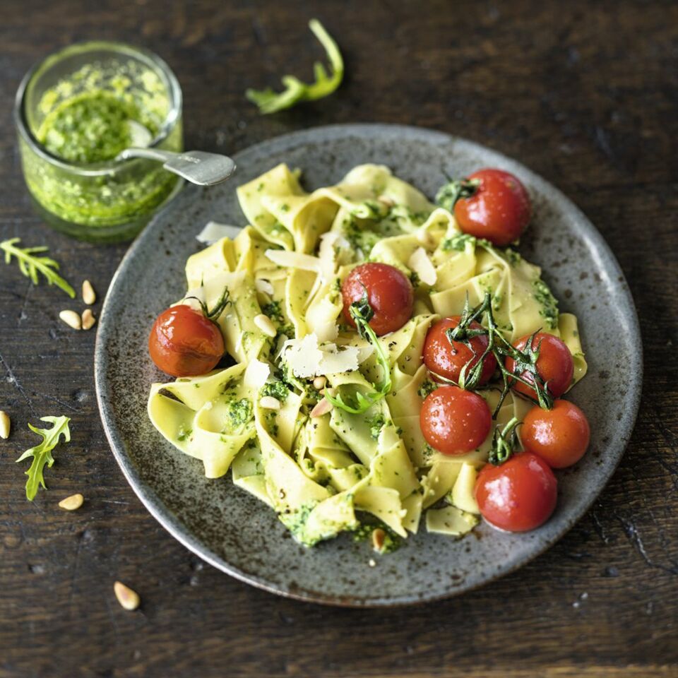 Lupinen-Nudeln mit Pesto und Tomaten Rezept | Küchengötter