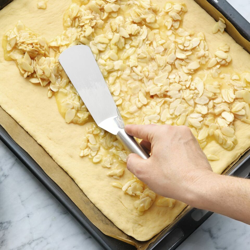 Bienenstich vom Blech mit Erdbeeren Rezept | Küchengötter Bienenstich vom Blech mit Erdbeeren Rezept | Küchengötter