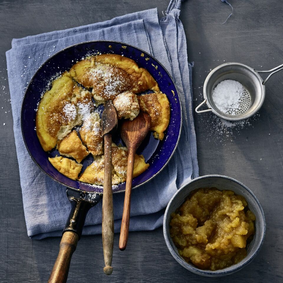 Kaiserschmarren mit Apfelmus Rezept | Küchengötter