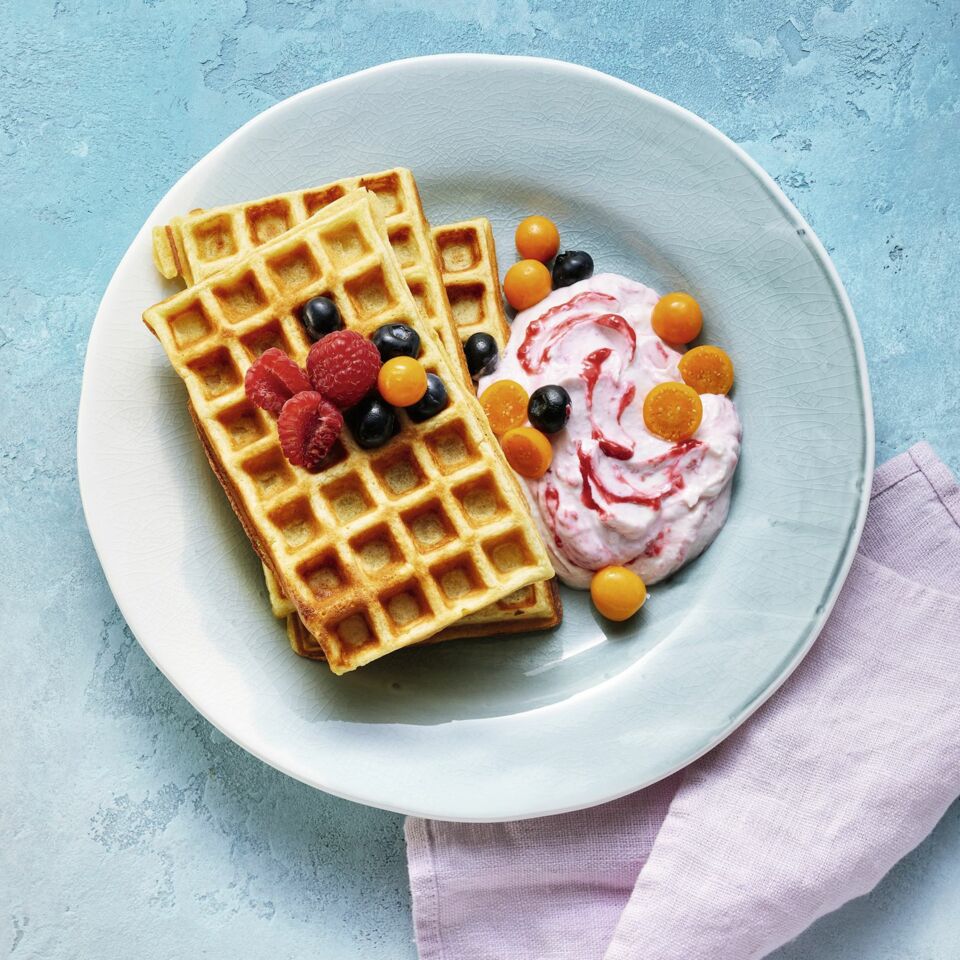 Zuckerfreie Bananen-Mandel-Waffeln mit Himbeerquark Rezept | Küchengötter