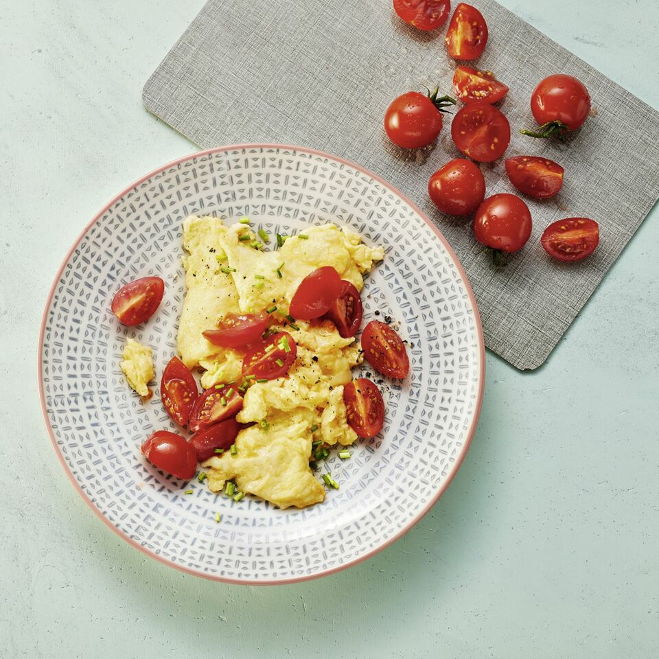 Rührei mit Tomaten und Käse Rezept | Küchengötter