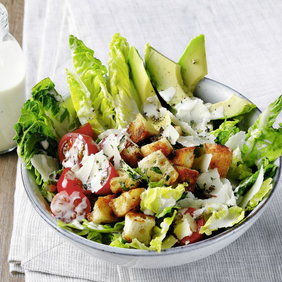 Salatbowl mit Avocado und Croûtons