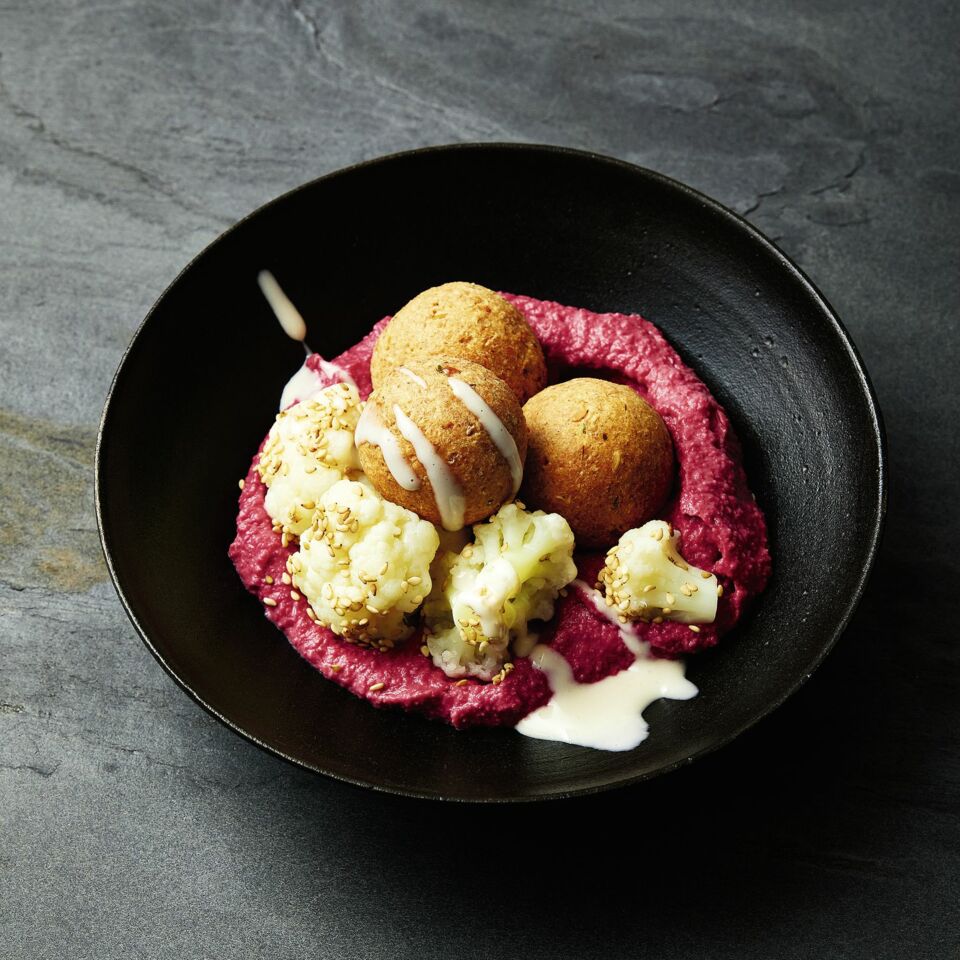 Linsenfalafel-Bowl mit Rote-Bete-Hummus