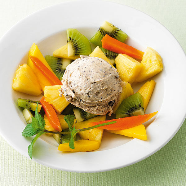 Schoko-Minz-Eis mit Früchten Rezept | Küchengötter Schoko-Minz-Eis mit Früchten Rezept | Küchengötter