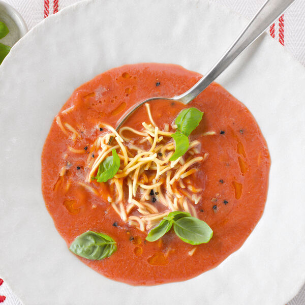 Tomatensuppe mit Asia-Nudeln Rezept | Küchengötter Tomatensuppe mit Asia-Nudeln Rezept | Küchengötter