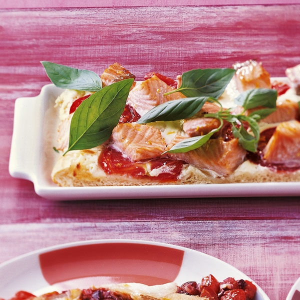 Lachs-Pizza mit Basilikum Rezept | Küchengötter