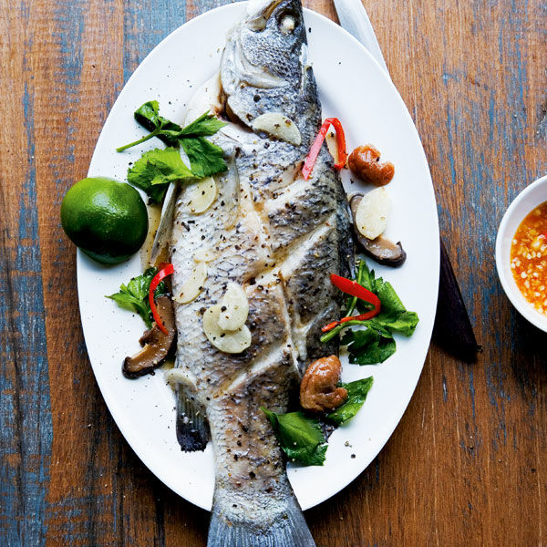 Gedämpfter Fisch mit eingelegten Pflaumen (Pla Nüng Buay) Rezept ... Gedämpfter Fisch mit eingelegten Pflaumen (Pla Nüng Buay) Rezept ...