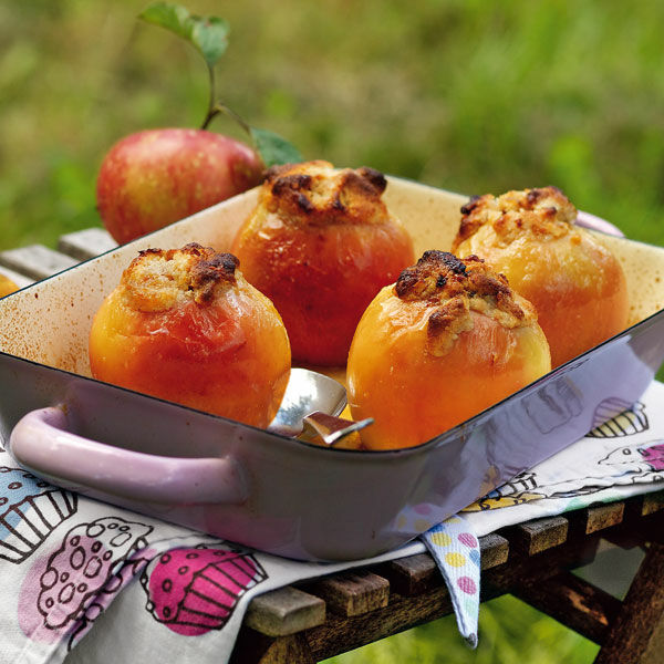 Bratäpfel mit Marzipanfüllung und Walnüssen Rezept | Küchengötter