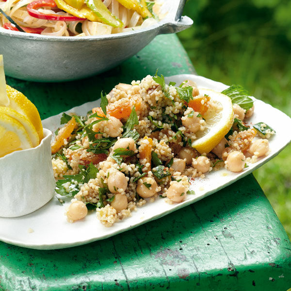 Orientalischer Couscoussalat mit Kichererbsen Rezept | Küchengötter Orientalischer Couscoussalat mit Kichererbsen Rezept | Küchengötter