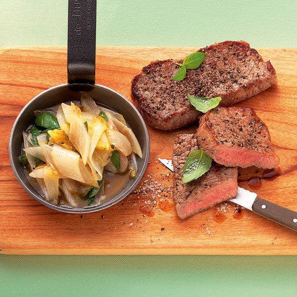 Minutensteaks mit Chicorée Rezept | Küchengötter Minutensteaks mit Chicorée Rezept | Küchengötter