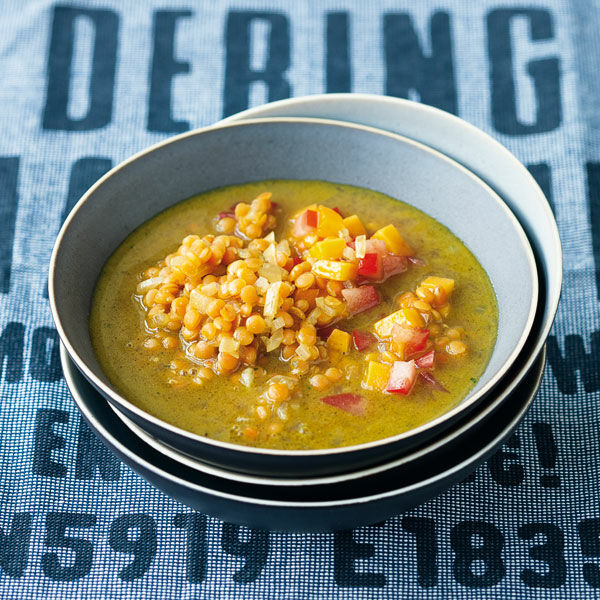 Scharfe Linsen-Suppe mit Mango