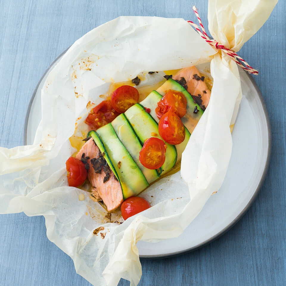 Lachsfilet im Zucchinimantel Rezept | Küchengötter Lachsfilet im Zucchinimantel Rezept | Küchengötter