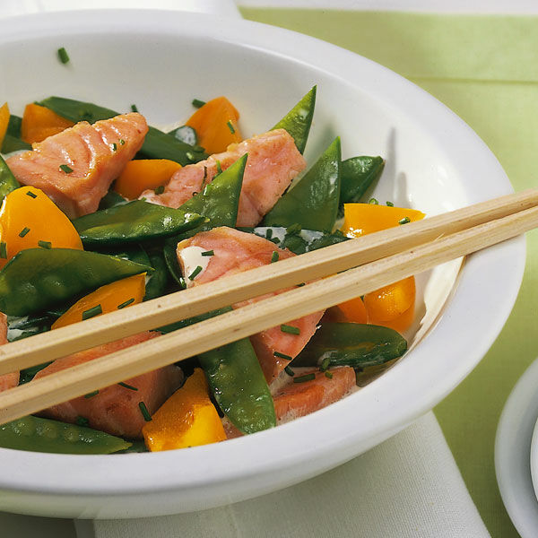 Lachs mit Zuckerschoten und Paprika Rezept | Küchengötter Lachs mit Zuckerschoten und Paprika Rezept | Küchengötter