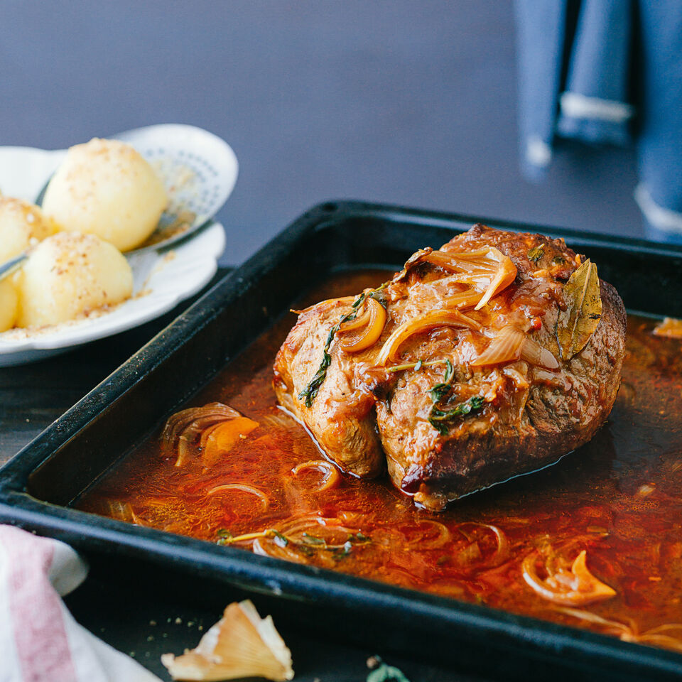 Klassischer Schweinebraten mit Knödeln Rezept | Küchengötter Klassischer Schweinebraten mit Knödeln Rezept | Küchengötter