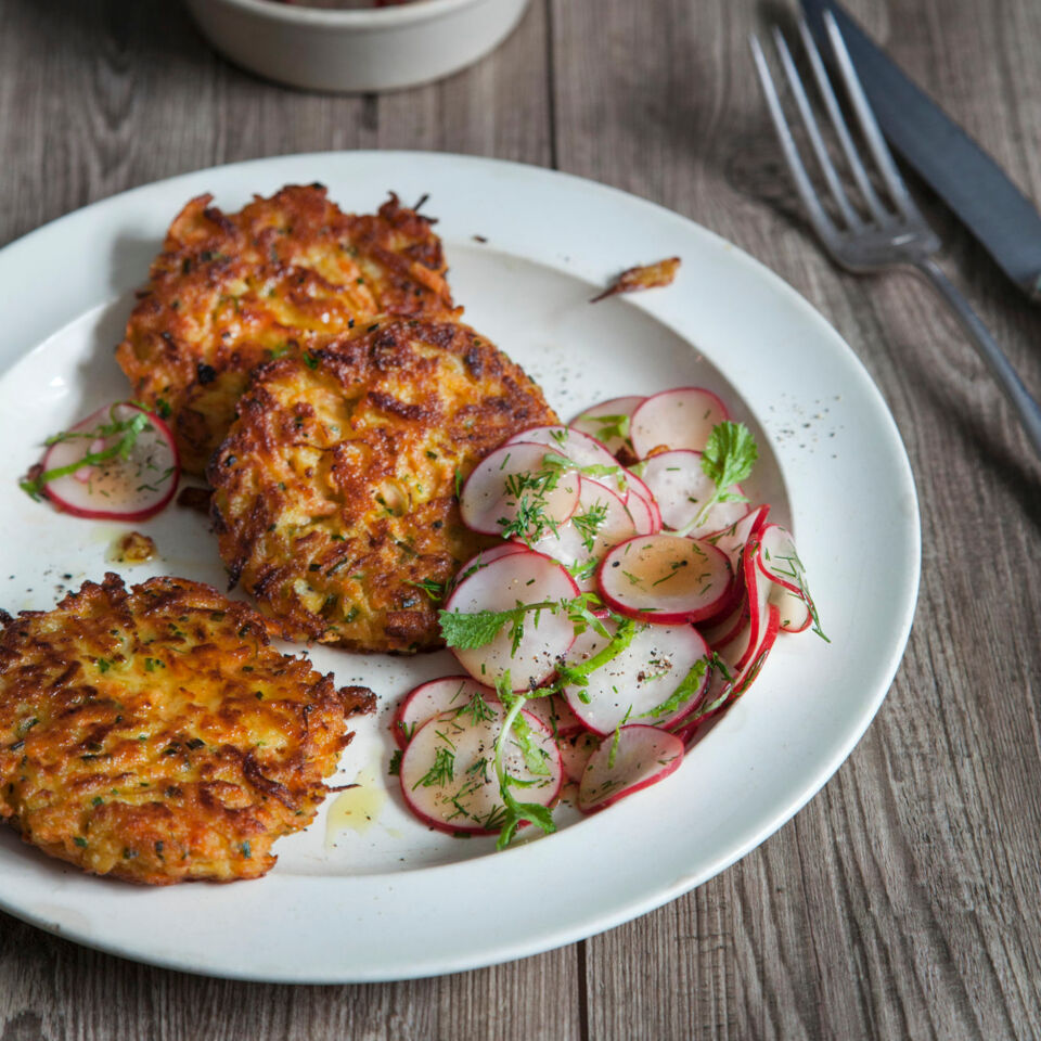 Kohlrabi-Möhren-Puffer mit Radieschensalat Rezept | Küchengötter Kohlrabi-Möhren-Puffer mit Radieschensalat Rezept | Küchengötter