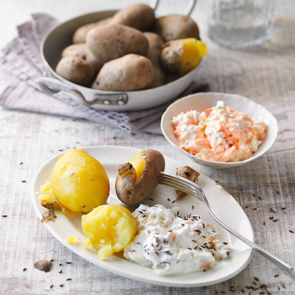 Pellkartoffeln mit zweierlei Dips Rezept | Küchengötter Pellkartoffeln mit zweierlei Dips Rezept | Küchengötter