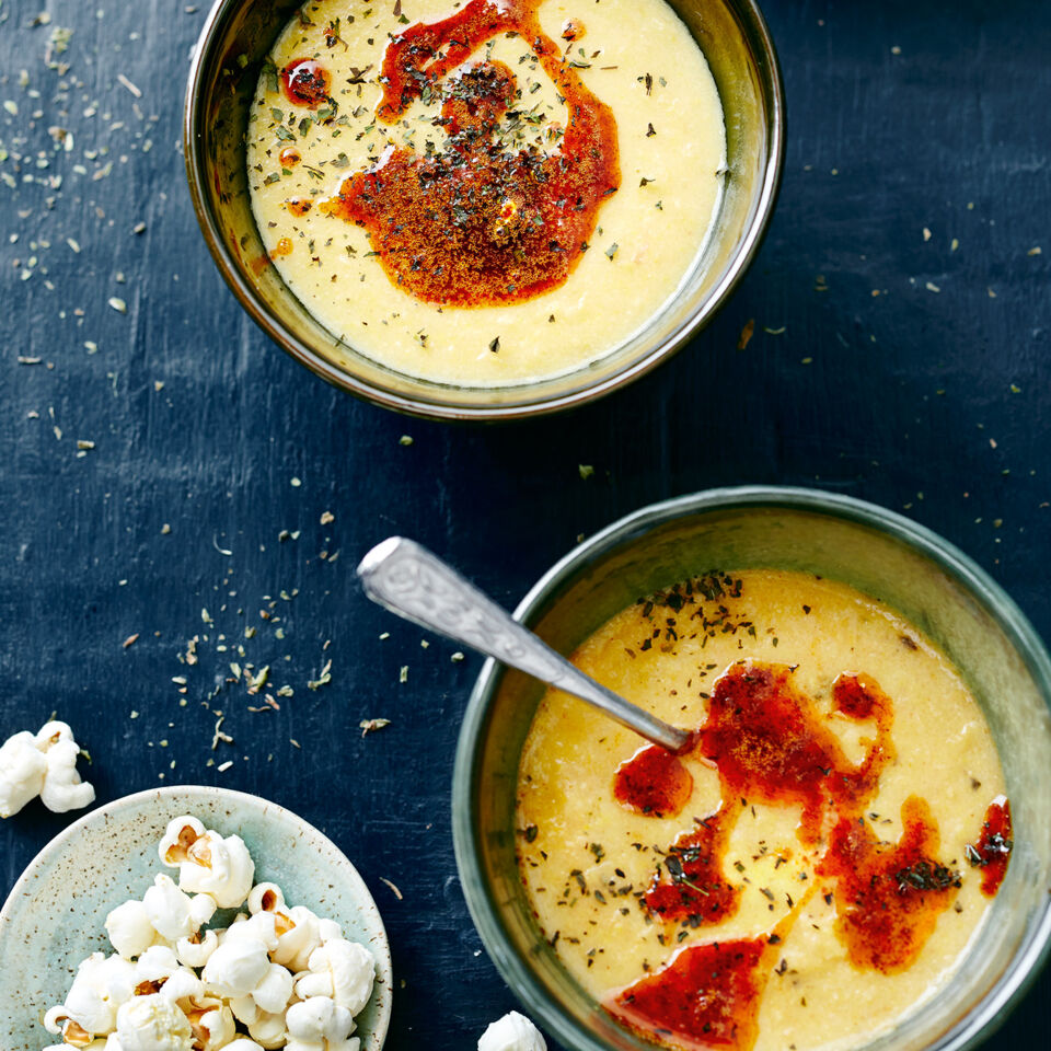 Bohnen-Joghurt-Suppe mit Popcorn Rezept | Küchengötter Bohnen-Joghurt-Suppe mit Popcorn Rezept | Küchengötter