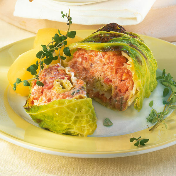 Wirsingrollen mit Tomaten Rezept | Küchengötter Wirsingrollen mit Tomaten Rezept | Küchengötter