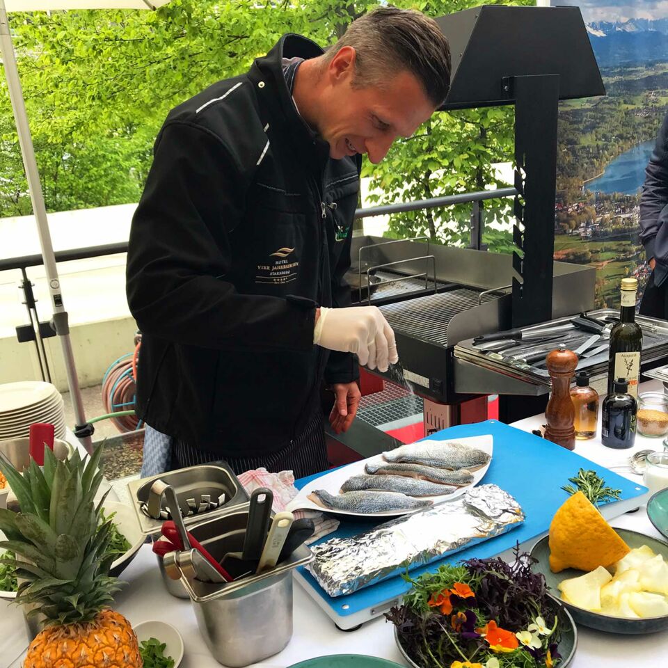 Gegrillte Dorade auf mediterranem Brotsalat Rezept | Küchengötter Gegrillte Dorade auf mediterranem Brotsalat Rezept | Küchengötter