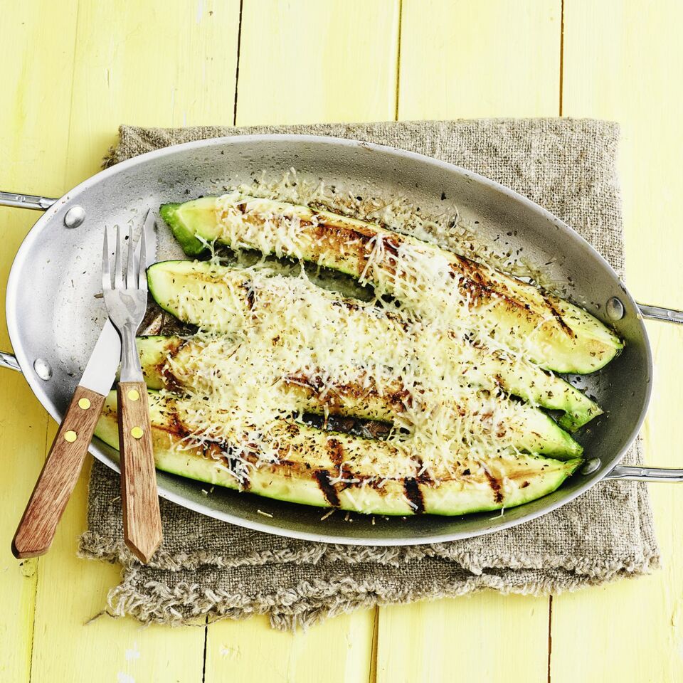 Gegrillte Zucchini mit Parmesankruste Rezept | Küchengötter