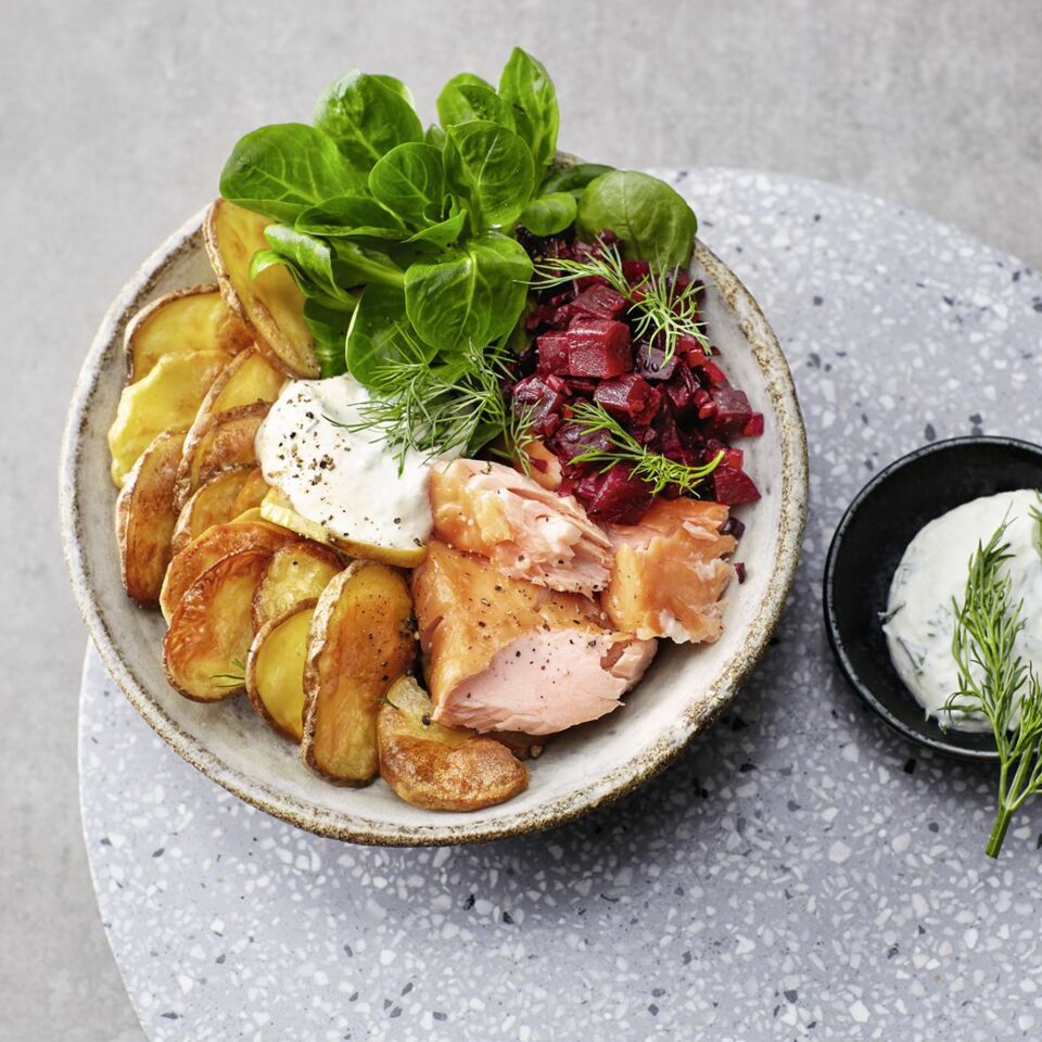 Kartoffel-Lachs-Bowl mit Feldsalat und Roter Bete Rezept | Küchengötter