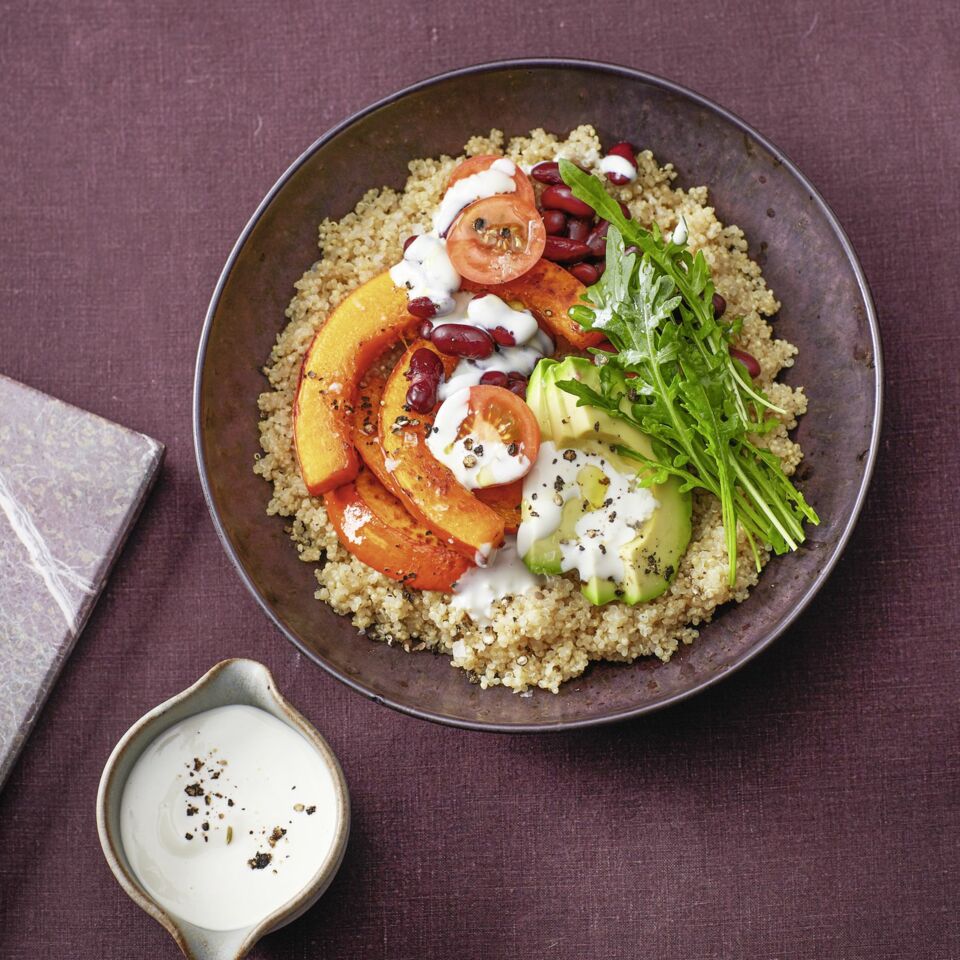 Vegane Quinoa-Bowl mit Kürbis und Tofu-Tahin-Dressing Rezept | Küchengötter