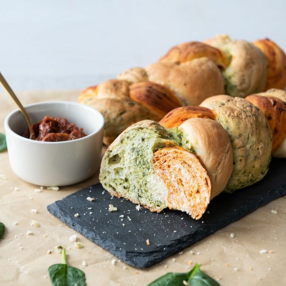 Herzhafter Hefezopf in drei Farben Rezept | Küchengötter Herzhafter Hefezopf in drei Farben Rezept | Küchengötter