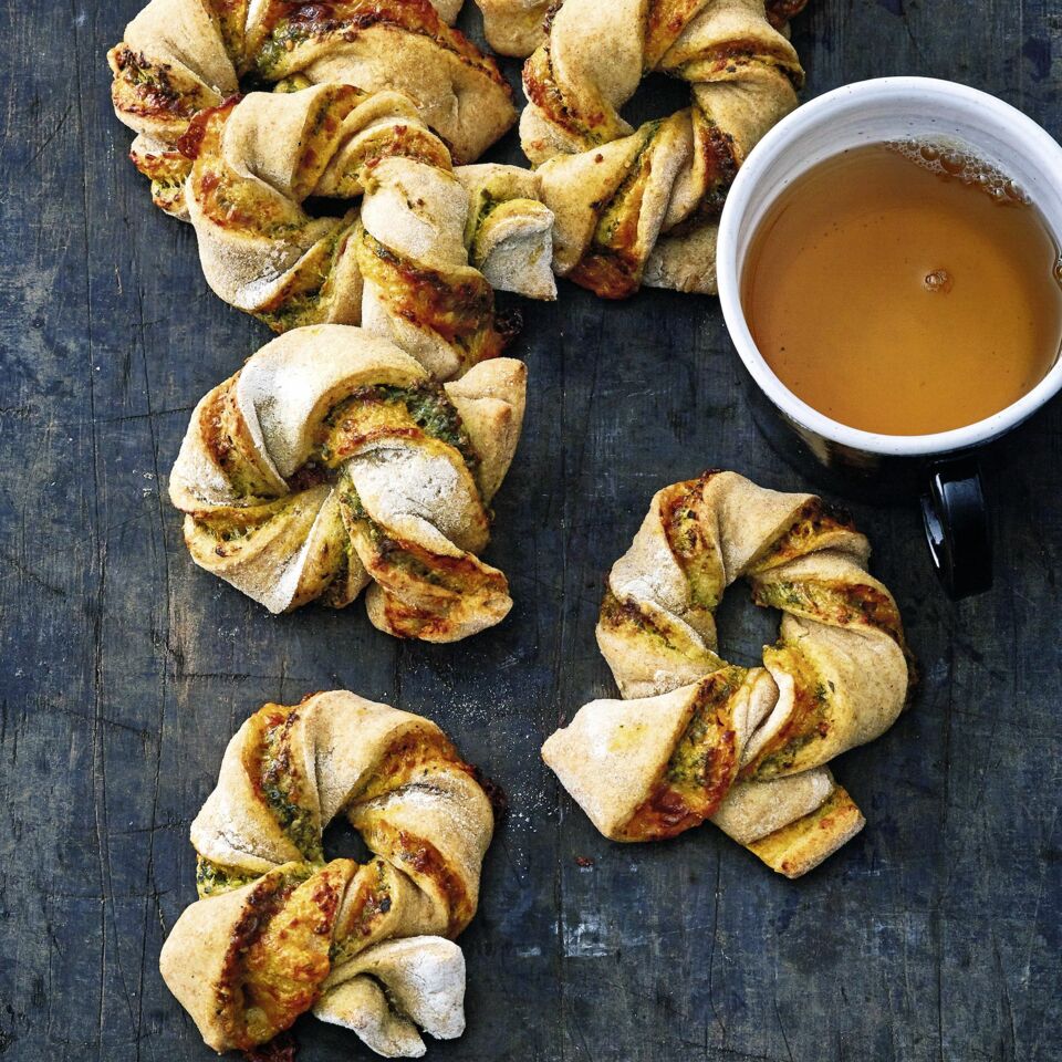 Kürbis-Knoten mit grünem Pesto Rezept | Küchengötter Kürbis-Knoten mit grünem Pesto Rezept | Küchengötter