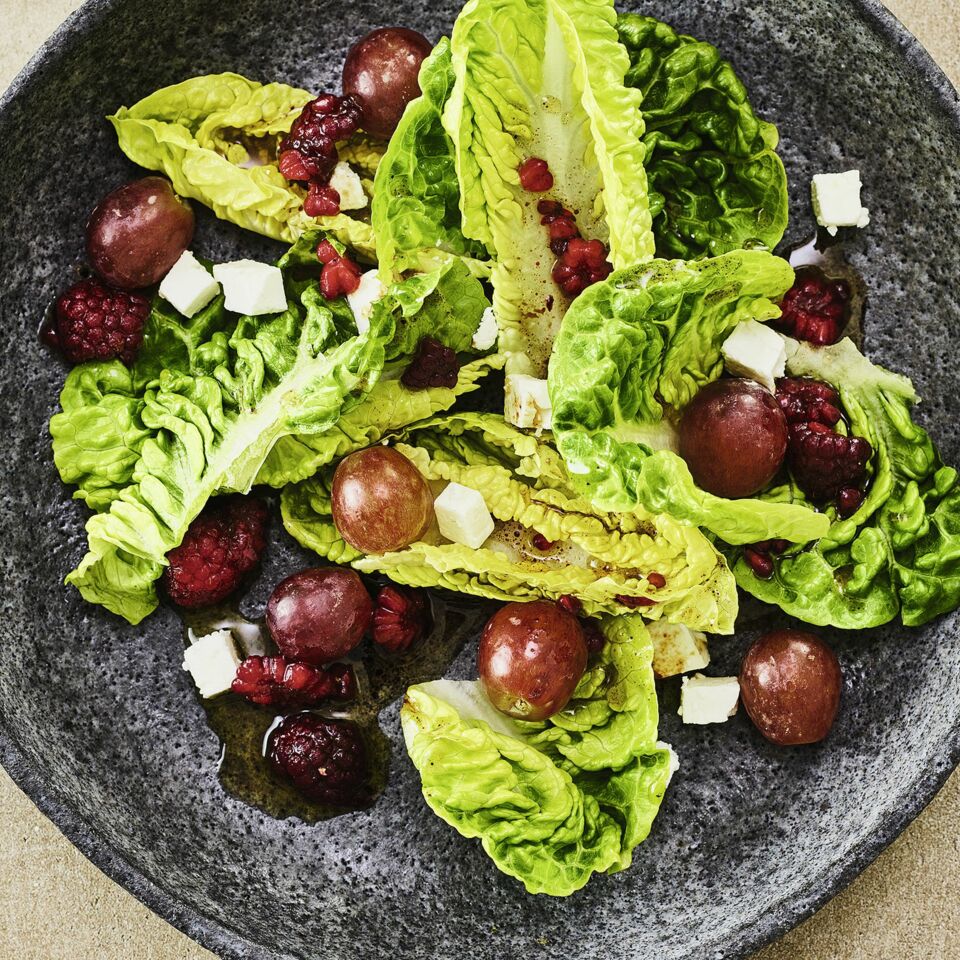 Blattsalat mit Weintrauben und Feta Rezept | Küchengötter