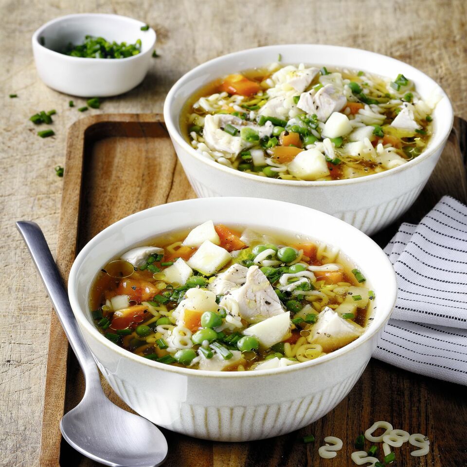 Buchstabensuppe mit Hähnchen und Gemüse Rezept | Küchengötter Buchstabensuppe mit Hähnchen und Gemüse Rezept | Küchengötter