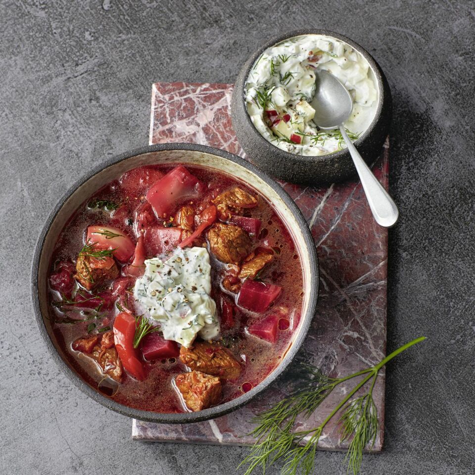 Rindfleisch-Borschtsch mit Apfel-Schmand Rezept | Küchengötter