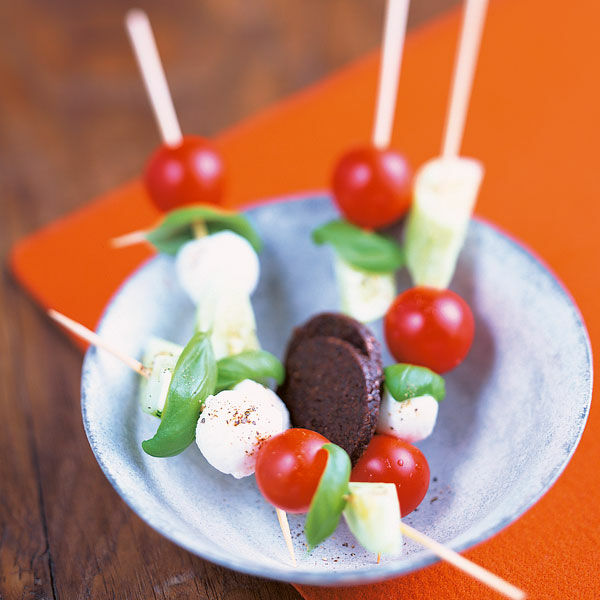 Mozzarella-Tomaten-Spießchen Rezept | Küchengötter Mozzarella-Tomaten-Spießchen Rezept | Küchengötter