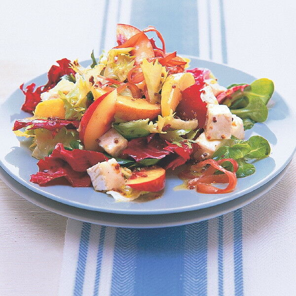 Blattsalat mit Käse und Nektarinen Rezept | Küchengötter