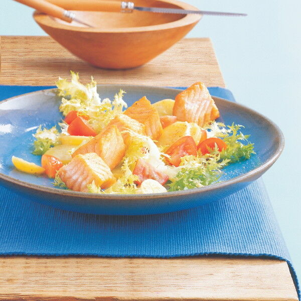 Friséesalat mit Kartoffeln und Lachs Rezept | Küchengötter Friséesalat mit Kartoffeln und Lachs Rezept | Küchengötter