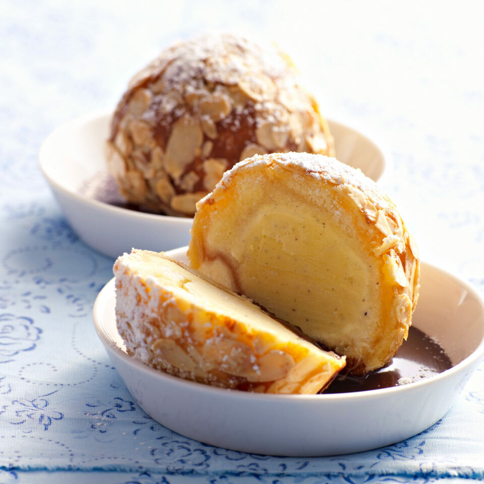 Gebackenes Vanilleeis mit Röstmandeln Rezept | Küchengötter Gebackenes Vanilleeis mit Röstmandeln Rezept | Küchengötter