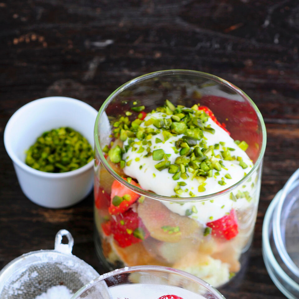 Rhabarber-Erdbeer-Trifle mit Vanillesahne Rezept | Küchengötter