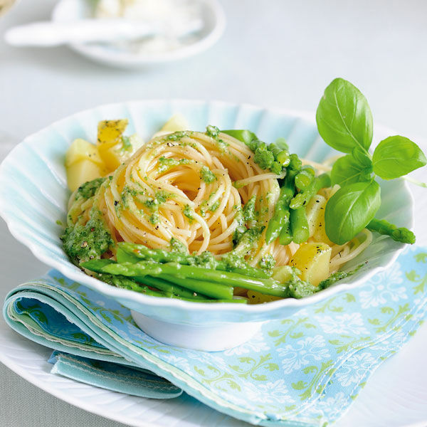 Spaghettini al pesto mit grünem Spargel