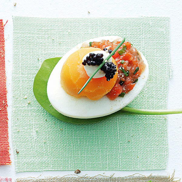 Eier mit Lachstatar und Kaviar Rezept | Küchengötter Eier mit Lachstatar und Kaviar Rezept | Küchengötter