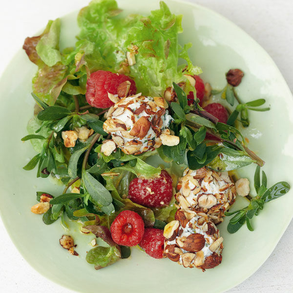 Frühlingssalat mit Käsebällchen Rezept | Küchengötter Frühlingssalat mit Käsebällchen Rezept | Küchengötter