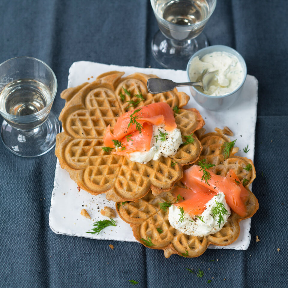Buchweizenwaffeln mit Räucherlachs Rezept | Küchengötter Buchweizenwaffeln mit Räucherlachs Rezept | Küchengötter