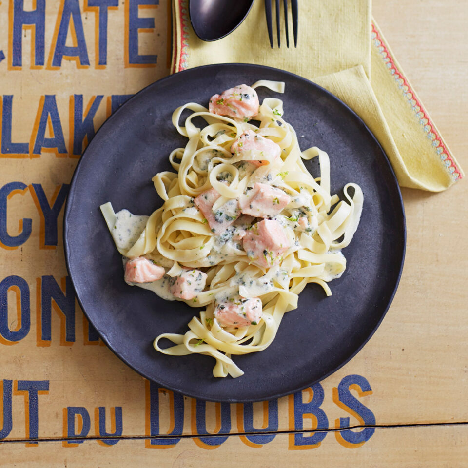 Lachs-Tagliatelle mit Kräuter-Limetten-Rahm Rezept | Küchengötter Lachs-Tagliatelle mit Kräuter-Limetten-Rahm Rezept | Küchengötter