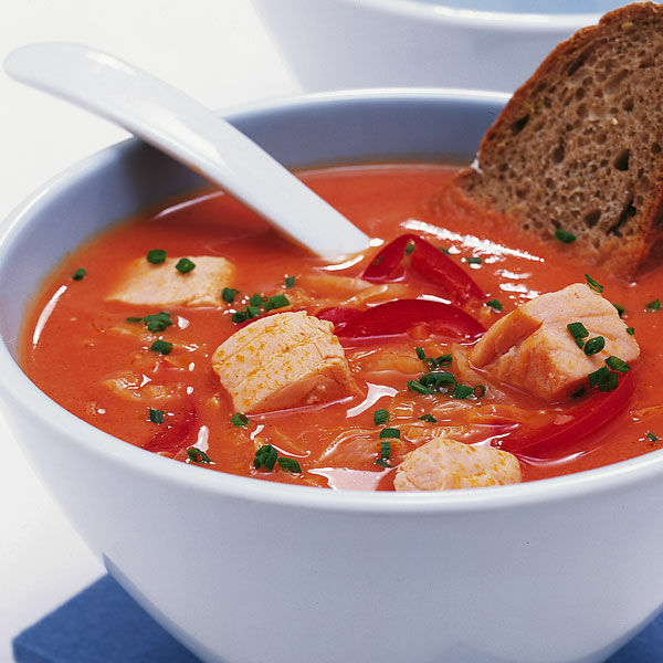 Paprika-Kohl-Suppe mit Fisch