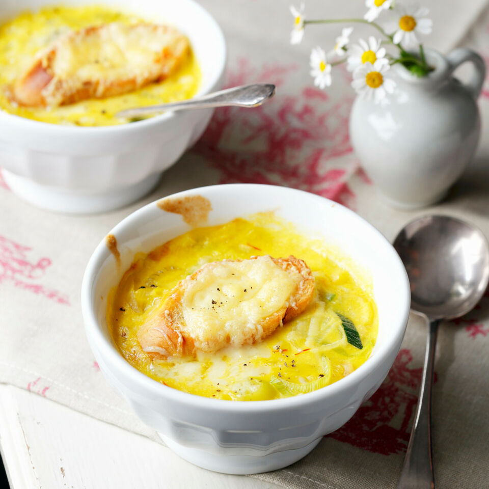 Zwiebel-Lauch-Suppe mit Safran